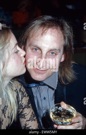 Der deutsche Komiker Otto Waalkes mit Freundin Manuela Ebelt, Deutschland 1980er Jahre. Germania comico Otto Waalkes con ragazza Manuela Ebelt, Germania degli anni ottanta. Foto Stock