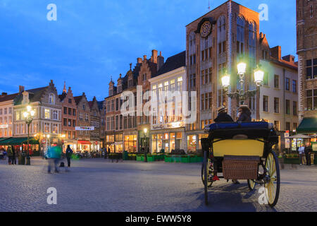 Il Markt di Bruges, Belgio a polvere con carrozza a cavallo in primo piano Foto Stock