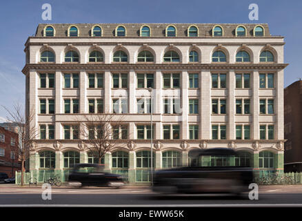 KAE office su Blackfriars Road con due London Black Cabs. Foto Stock