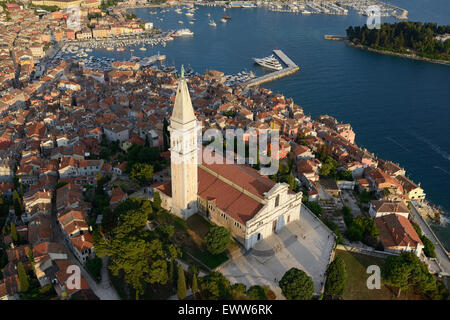 VISTA AEREA. Basilica di Sant'Eufemia che incorona la città medievale di Rovigno (conosciuta anche come Rovigno, il suo nome italiano). Istria, Croazia. Foto Stock
