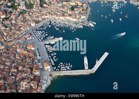 VISTA AEREA. Porto di Rovigno. Città di Rovigno (chiamata anche Rovigno, il suo nome italiano), Istria, Croazia. Foto Stock