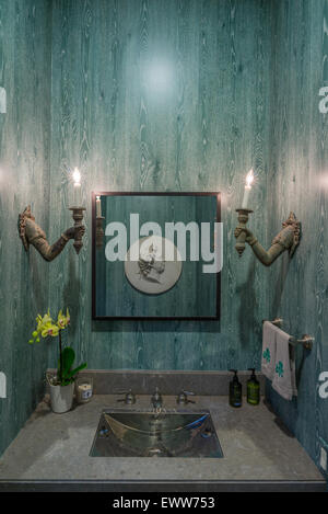Bagno moderno vanity e lavandino con abbinamento di candela lampadine Foto Stock