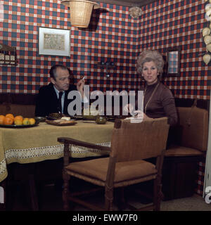 Deutsche Fernsehansagerin und Moderatorin Anneliese Fleyenschmidt beim Abendessen mit Ehemann Otto Arneth, Deutschland 1970er Jahre. TV tedesca presenter Anneliese Fleyenschmidt avente la cena con il marito Otto Arneth, Germania degli anni settanta. 6x6Dia38 Foto Stock