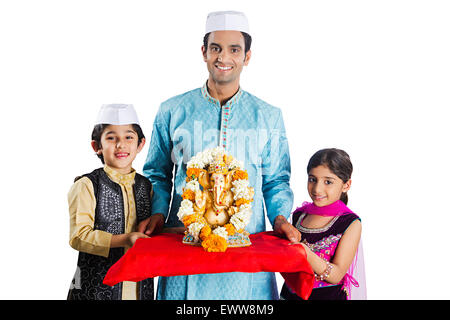 Indian Marathi padre e figli Ganpat culto di scultura Foto Stock