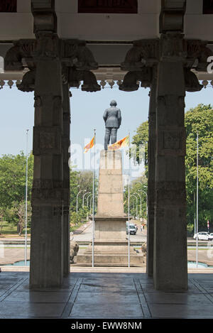 Una statua del primo primo ministro di Ceylon, Rt. L'on. Don Stephen Senanayake dalla Sala commemorativa dell'Indipendenza in Piazza dell'Indipendenza, Colombo, Sri Foto Stock