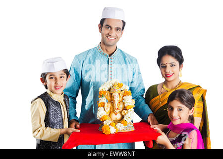 Indian Marathi genitori e bambini Ganpat culto di scultura Foto Stock