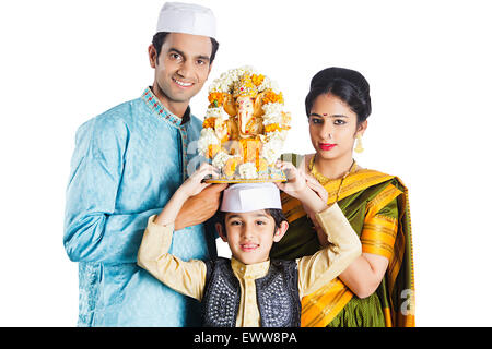 Indian Marathi genitori e figlio Ganpat culto di scultura Foto Stock