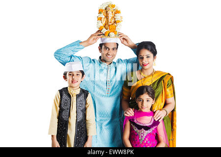 Indian Marathi genitori e bambini Ganpat culto di scultura Foto Stock