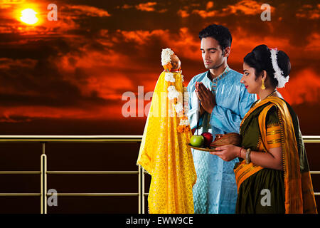 Indian Marathi coppia sposata Gudi Padwa culto Foto Stock