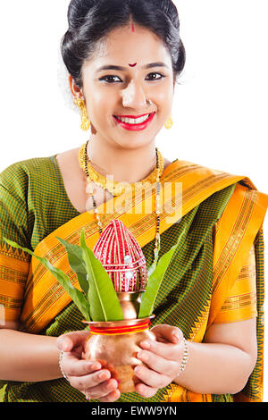 1 indian Marathi donna Kalash culto Foto Stock