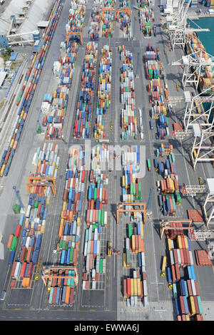 VISTA AEREA. Contenitori colorati immagazzinati temporaneamente su una banchina. Porto di Capodistria, Slovenia. Foto Stock