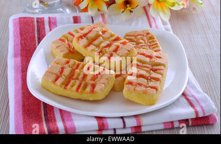 Biscotti vetrata in piastra bianca Foto Stock