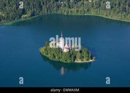 VISTA AEREA. Isola di Bled sul lago di Bled. Bled, alta Carniola, Slovenia. Foto Stock