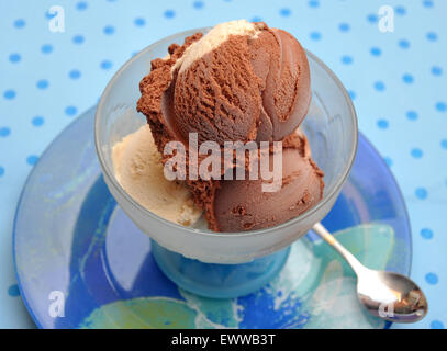 Cioccolato gelato alla vaniglia nel vetro cristallo Foto Stock