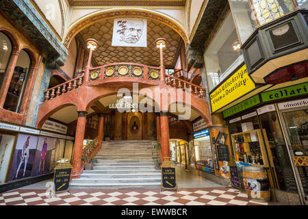 Le scale conducono al Kino e Cafe Lucerna in Palac Lucerna arcade di Praga centrale,Repubblica Ceca, Europa Foto Stock