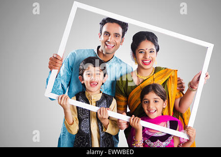 Indian Marathi genitori e bambini telaio Fotografia Foto Stock