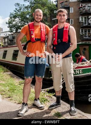 'Stratford a Stratford' . Performing Arts e Media gli studenti della Accademia Chobham imbarcarsi in 8 giorni di viaggio sul canale hackney wick Foto Stock