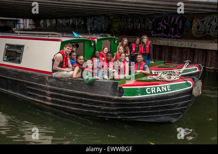 'Stratford a Stratford' . Performing Arts e Media gli studenti della Accademia Chobham imbarcarsi in 8 giorni di viaggio sul canale hackney wick Foto Stock