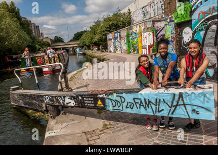 'Stratford a Stratford' . Performing Arts e Media gli studenti della Accademia Chobham imbarcarsi in 8 giorni di viaggio sul canale hackney wick Foto Stock