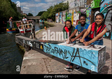 'Stratford a Stratford' . Performing Arts e Media gli studenti della Accademia Chobham imbarcarsi in 8 giorni di viaggio sul canale hackney wick Foto Stock