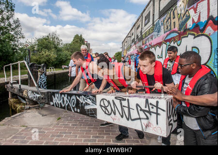 'Stratford a Stratford' . Performing Arts e Media gli studenti della Accademia Chobham imbarcarsi in 8 giorni di viaggio sul canale hackney wick Foto Stock