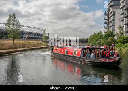 'Stratford a Stratford' . Performing Arts e Media gli studenti della Accademia Chobham imbarcarsi in 8 giorni di viaggio sul canale hackney wick Foto Stock