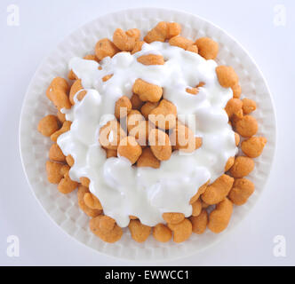 Dahi Barey o Dahi Boondi famosi pakistani & Indian street food guarnita con yogurt cremoso-15 Foto Stock