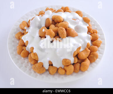 Dahi Barey o Dahi Boondi famosi pakistani & Indian street food guarnita con yogurt cremoso-14 Foto Stock