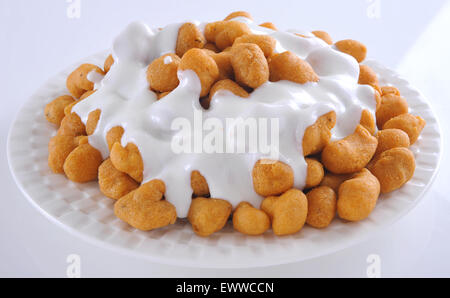 Dahi Barey o Dahi Boondi famosi pakistani & Indian street food guarnita con yogurt cremoso-13 Foto Stock