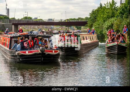 'Stratford a Stratford' . Performing Arts e Media gli studenti della Accademia Chobham imbarcarsi in 8 giorni di viaggio sul canale hackney wick Foto Stock