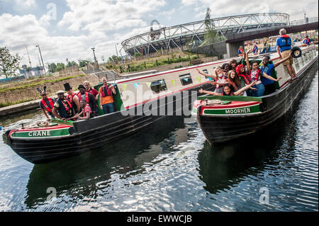 'Stratford a Stratford' . Performing Arts e Media gli studenti della Accademia Chobham imbarcarsi in 8 giorni di viaggio sul canale hackney wick Foto Stock