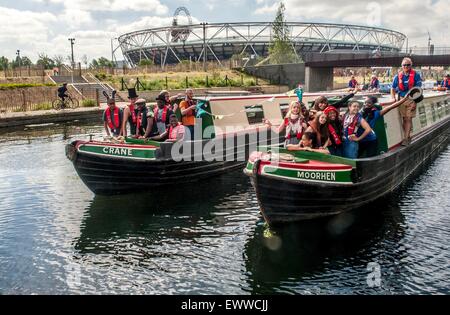 'Stratford a Stratford' . Performing Arts e Media gli studenti della Accademia Chobham imbarcarsi in 8 giorni di viaggio sul canale hackney wick Foto Stock