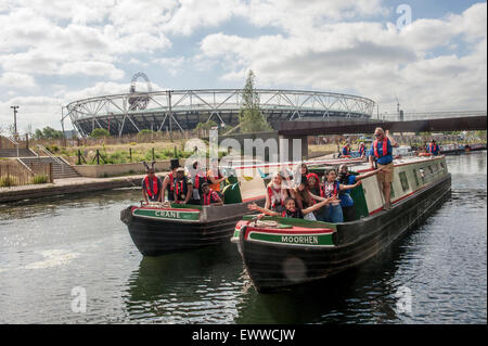 'Stratford a Stratford' . Performing Arts e Media gli studenti della Accademia Chobham imbarcarsi in 8 giorni di viaggio sul canale hackney wick Foto Stock