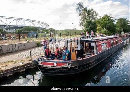 'Stratford a Stratford' . Performing Arts e Media gli studenti della Accademia Chobham imbarcarsi in 8 giorni di viaggio sul canale hackney wick Foto Stock