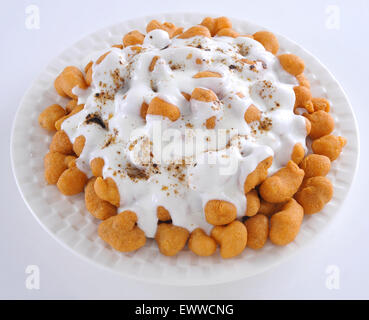 Dahi Barey o Dahi Boondi famosi pakistani & Indian street food guarnita con yogurt cremoso-9 Foto Stock