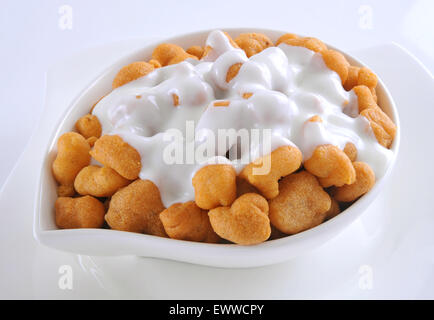 Dahi Barey o Dahi Boondi famosi pakistani & Indian street food guarnita con yogurt cremoso-5 Foto Stock