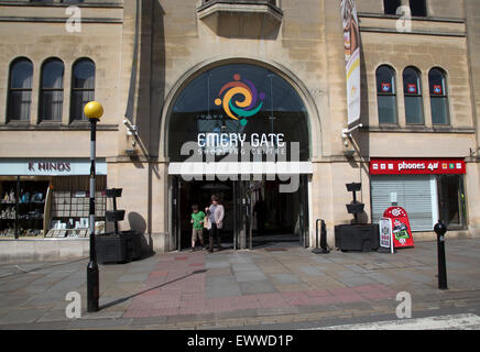 Gate di smeriglio centro shopping nel centro città, Chippenham, Wiltshire, Inghilterra, Regno Unito Foto Stock