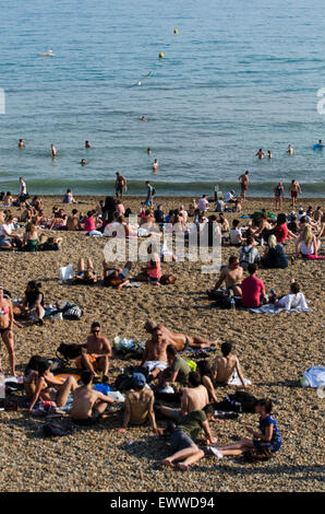 La spiaggia di Brighton, Brighton East Sussex, Inghilterra, Regno Unito. Il 1 luglio 2015. A circa 6pm su più calde di luglio giorno in Gran Bretagna in un decennio, centinaia di persone sono scese sulla spiaggia di Brighton, nuotare e prendere il sole, per godere il giorno più caldo dell'anno finora. Thundery docce sono previsto domani. Credito: Francesca Moore/Alamy Live News Foto Stock