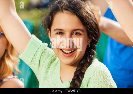 Felice ragazza adolescente il tifo per il team durante le fasi di gioco Foto Stock