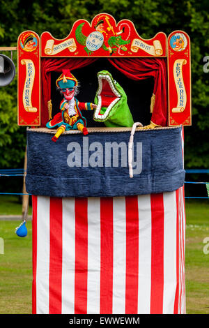 Un tradizionale Punch & Judy Show, Nutley Village Fete, Nutley, Sussex, Regno Unito Foto Stock