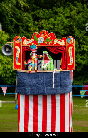 Un tradizionale Punch & Judy Show, Nutley Village Fete, Nutley, Sussex, Regno Unito Foto Stock