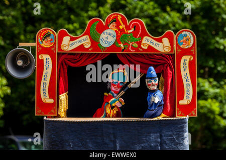 Un tradizionale Punch & Judy Show, Nutley Village Fete, Nutley, Sussex, Regno Unito Foto Stock