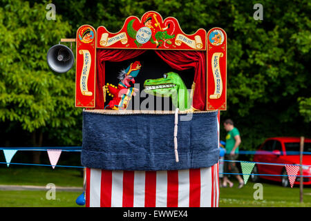 Un tradizionale Punch & Judy Show, Nutley Village Fete, Nutley, Sussex, Regno Unito Foto Stock