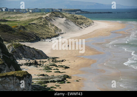 Portrush Oriente Strand spiaggia. Le dune di sabbia e spiaggia di sabbia da una collina sopra Portrush. Foto scattata dalla A2 road, una spettacolare c Foto Stock