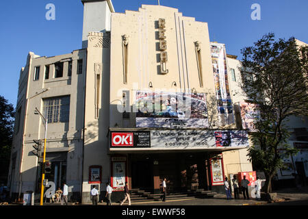 Filmato "Milionario lumdog' Oscar film premiato circa la vita di Mumbai che mostra al Regal Cinema,Mumbai della prima nello stile Art Deco m Foto Stock