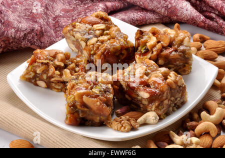 Miele e Frutta Secca Halva con dadi Foto Stock