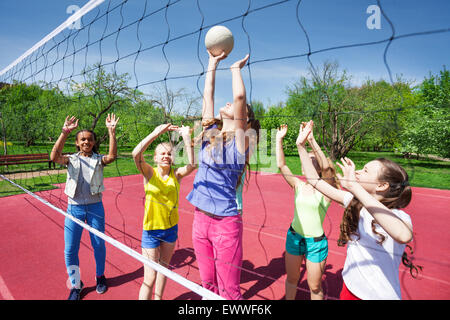 I ragazzi stanno giocando a pallavolo sulla corte Foto Stock