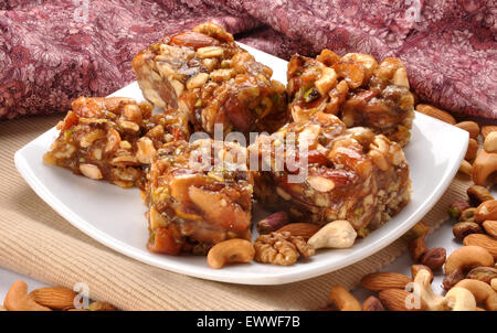 Il miele frutta secca Halva pieno di dadi Foto Stock