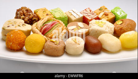 Mix Mithai & Mix Halva nel piatto bianco Foto Stock