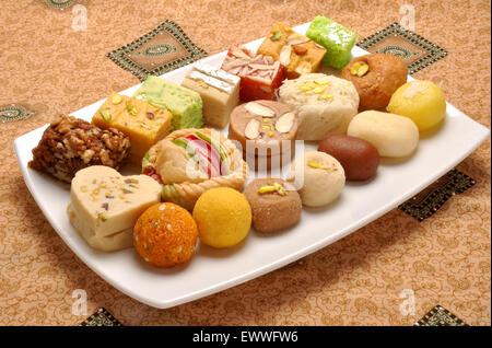 Mix Mithai nel vassoio bianco Foto Stock